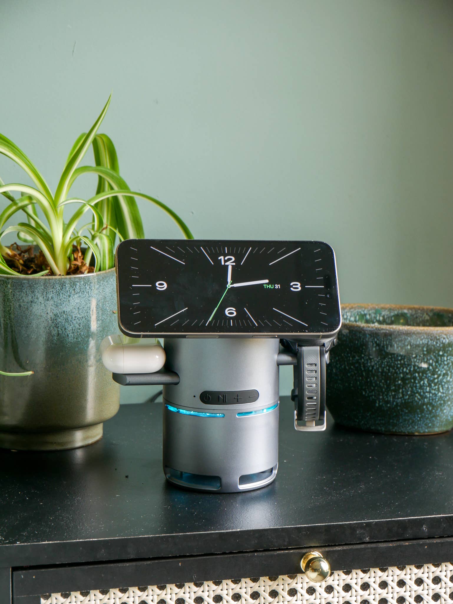 Steepletone UK Ltd - Twist & Play 3 in 1 Charging Station & Bluetooth Speaker